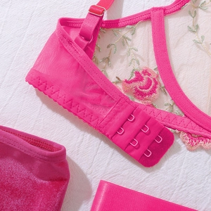Dettaglio del set di lingerie in rete floreale con chiusura a gancio e ricami in velluto