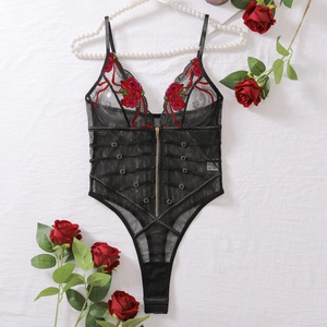 Détail de la broderie rose rouge et de la fermeture éclair sur un body en dentelle