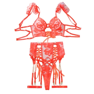 Completo intimo in pizzo corallo con ricamo floreale, reggicalze e dettagli a strappi