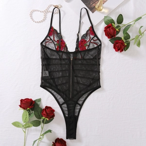 Détails de ce body en dentelle noire avec broderie de roses rouges et fermeture éclair