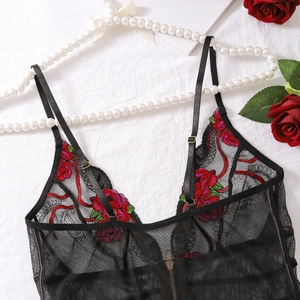 Détails de la broderie de roses rouges sur le body sexy en tulle noir transparent