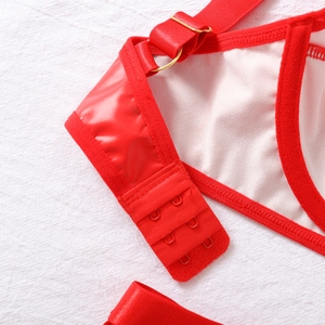 Detail der roten PU-Leder-Lingerie mit goldenen Metallhaken und verstellbaren Trägern