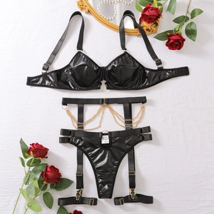 Detailansicht des schwarzen PU-Leder-Lingerie-Sets mit Goldketten und Etikett Größe S