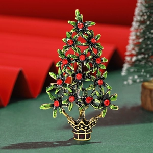 Vue détaillée de la broche sapin de Noël en émail avec aiguilles vertes et strass rouges