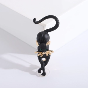 Creative Black Cat Brooch Stretching Animal Pin With Green Rhinestone Eyes Gold Details Fashion Alloy Jewelry For Women