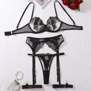 Flachbild von transparentem Dessous-Set mit Blumenstickerei, schwarzer Spitze und Rose