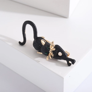 Creative wild cat brooch in black enamel with green zircon eyes and gold accents