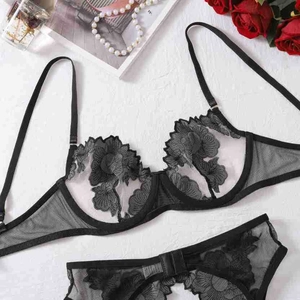 Flachbild von schwarzem Dessous-Set aus Netzstoff mit Blumenstickerei und Pailletten
