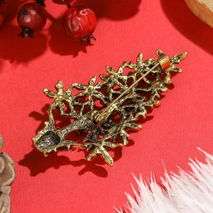 Vue détaillée de l'arrière de la broche sapin de Noël en alliage doré avec fermoir épingle