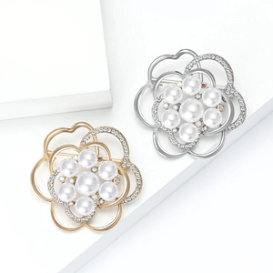 Broches fleurs ajourées élégantes en or et argent avec perles et cristaux sur cubes