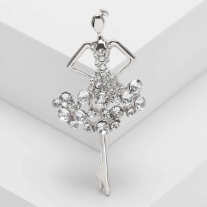 Détail de l'élégante broche ballerine avec strass étincelants sur base en métal argent