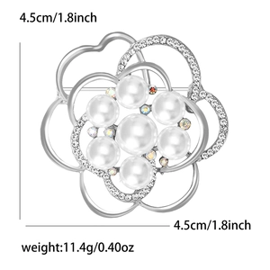 Détail de la broche fleur argentée avec perles et zircons, mesurant 4,5 cm et pesant 11,4 g