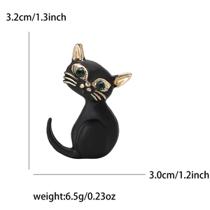 Jolie broche chat en émail noir avec yeux en gemme verte et moustaches dorées élégantes