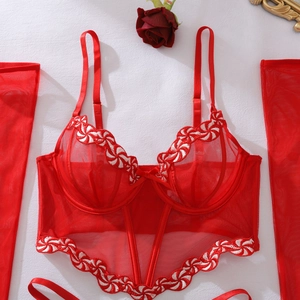 Détail de lingerie en maille rouge transparente avec broderie tourbillon rouge et blanche