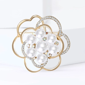 Broche fleur dorée élégante avec perles blanches et accents de diamants brillants