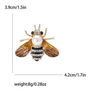 Détail de la broche abeille en émail avec perle et cristaux mesurant 3,9 cm par 4,2 cm