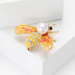 Détail de la broche abeille avec ailes en émail dégradé, perle et accents en cristal