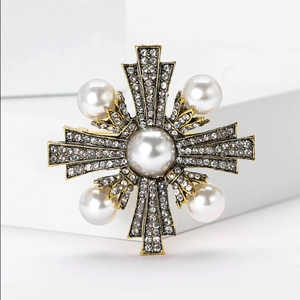 Broche baroque vintage avec perles et strass sur monture dorée en forme de croix de Malte
