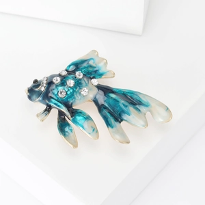 Creativa spilla a pesce rosso 3D in smalto blu e finitura dorata con strass scintillanti