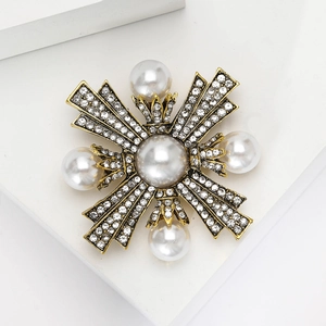 Broche croix rétro en alliage doré avec grande perle et strass brillants élégants
