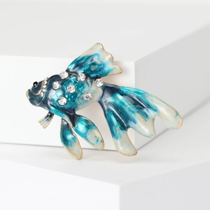 Dettaglio della spilla a forma di pesce con smalto blu sfumato e cristalli brillanti