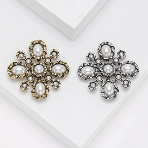 Vintage Baroque Alloy Brooch Symmetrical Cross Floral Pin Faux Artificial Pearl Rhinestone Women Wedding Banquet Jewelry Accessory