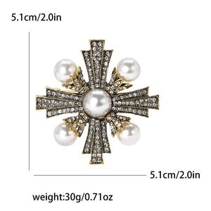 Broche baroque vintage avec perles et strass en finition or antique, taille 5,1 cm