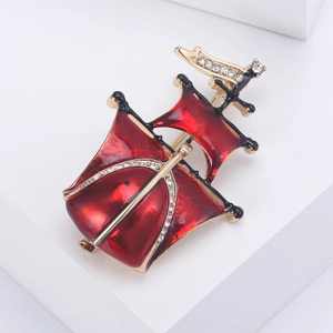 Broche voilier créative avec émail rouge et cristaux sur base en métal doré