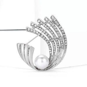 Elegante broche vintage plateado con cristales radiantes y una perla blanca redonda