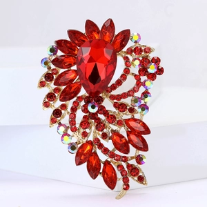 Détail de la broche en cristal rouge avec pierres AB colorées sur une monture dorée fine