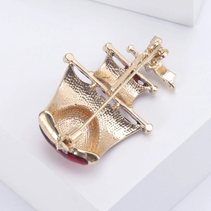 Broche voilier créative en alliage doré avec détails en émail rouge et texture fine
