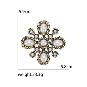 Vintage gold cross brooch with faux pearls and rhinestones measuring 5.9cm by 5.8cm