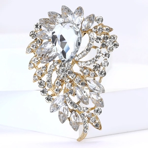 Détail macro d'une broche en cristal haut de gamme avec des strass brillants sur socle