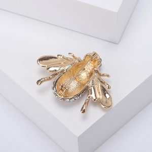 Vue arrière de la broche abeille dorée avec strass et fermeture à épingle de sûreté