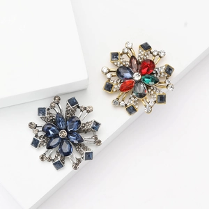 Vintage Alloy Rhinestone Snowflake Brooch For Women Elegant Flower Shape Crystal Inlay Brooch Pin For Wedding Banquet Suit Jewelry