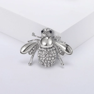 Exquise broche abeille argentée ornée de strass blancs et noirs brillants pour vêtements
