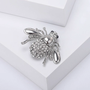 Vue détaillée d'une broche abeille avec strass blancs scintillants sur base argent