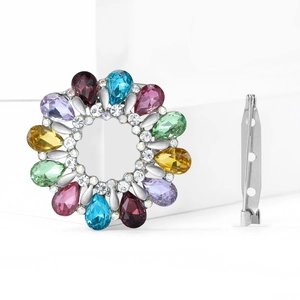 Vue macro d'une broche foulard avec cristaux colorés et fermoir de sécurité en métal