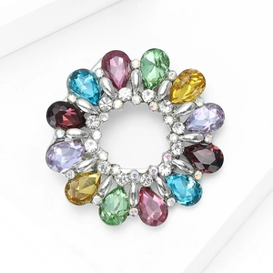 Vue détaillée d'une broche couronne en cristaux multicolores et alliage argenté poli
