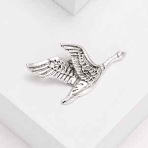 Broche d'oie sauvage en alliage argenté rétro avec texture de plumes sur socle blanc