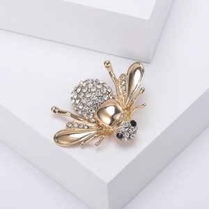 Gros plan détaillé d'une luxueuse broche abeille dorée ornée de strass en cristal