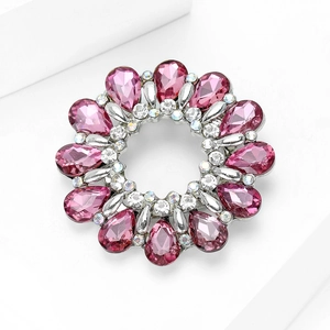 Macro d'une broche florale sertie de cristaux roses en forme de poire et de strass