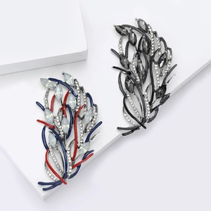 Broche en émail en forme de plume avec cristaux étincelants sur support minimaliste