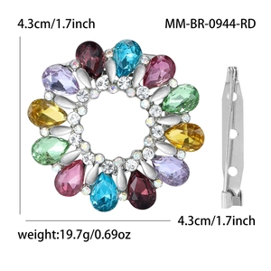 Broche couronne colorée avec strass en goutte d'eau et dimensions sur fond blanc