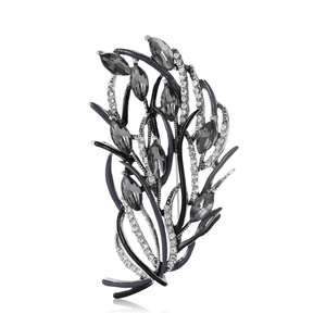 Broche fleurie vintage avec émail noir, cristaux blancs et pierres gris fumée