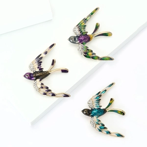 Trois broches hirondelles en émail avec strass en bleu, violet et finition or jaune