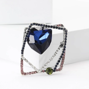 Nahaufnahme der Vintage-Brosche mit blauem Herzkristall und bunten Zirkonia in Silber