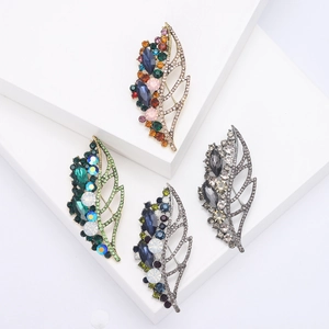Vintage Hollow Alloy Rhinestone Leaf Brooch For Women Elegant Plant Pattern Lapel Pin Fashion Clothing Accessory Jewelry Gift