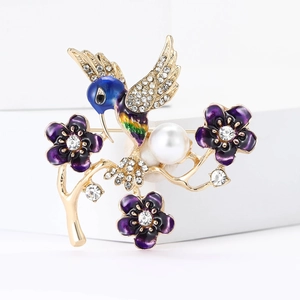Elegante broche de aleación dorada con colibrí colorido, flores de esmalte violeta y perlas