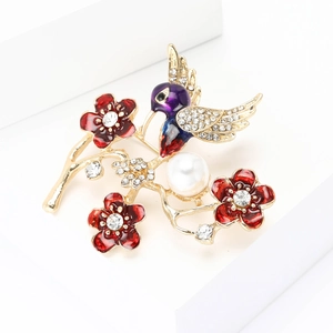 Elegante broche de colibrí con diseño floral de esmalte y una gran perla blanca
